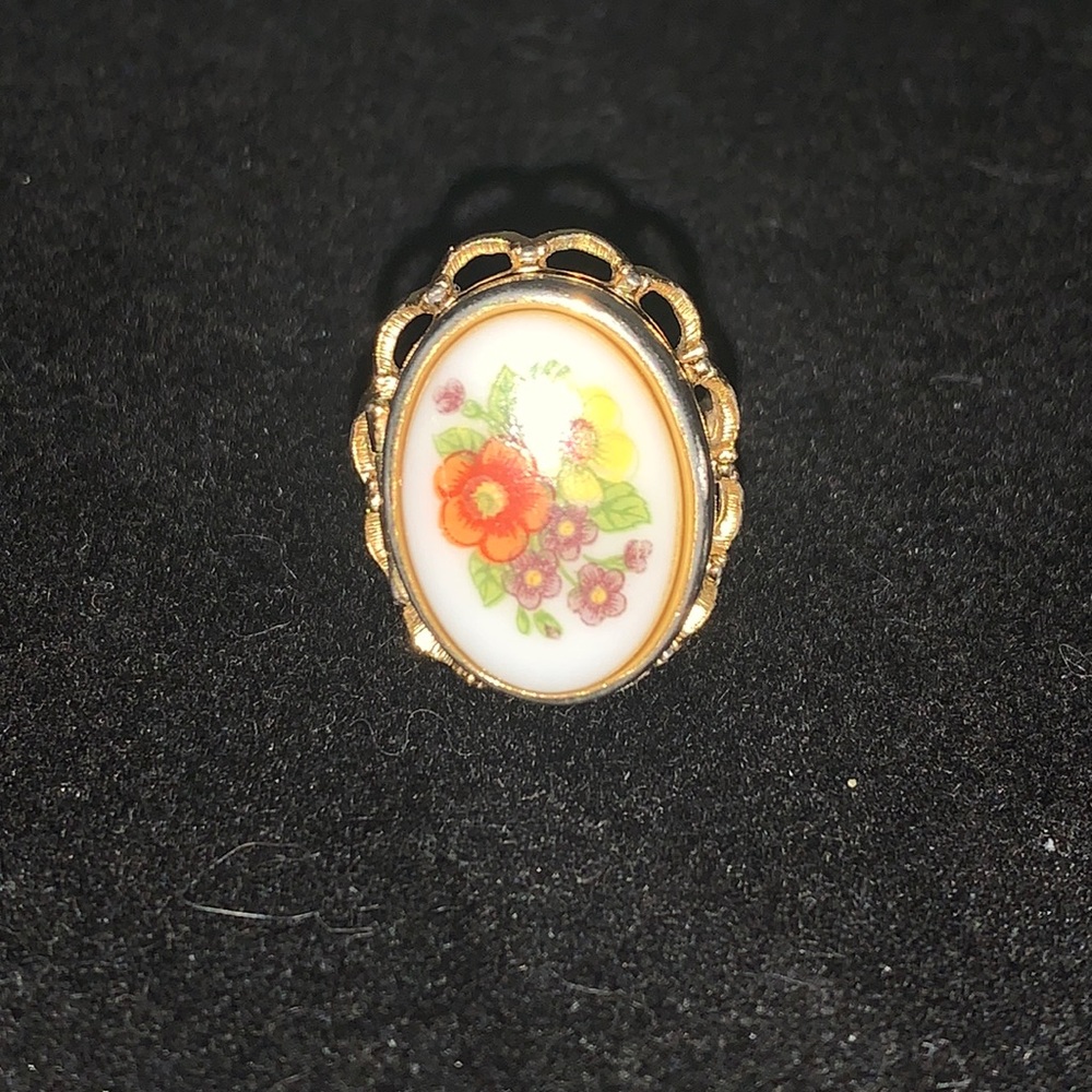 Vintage Avon floral ring